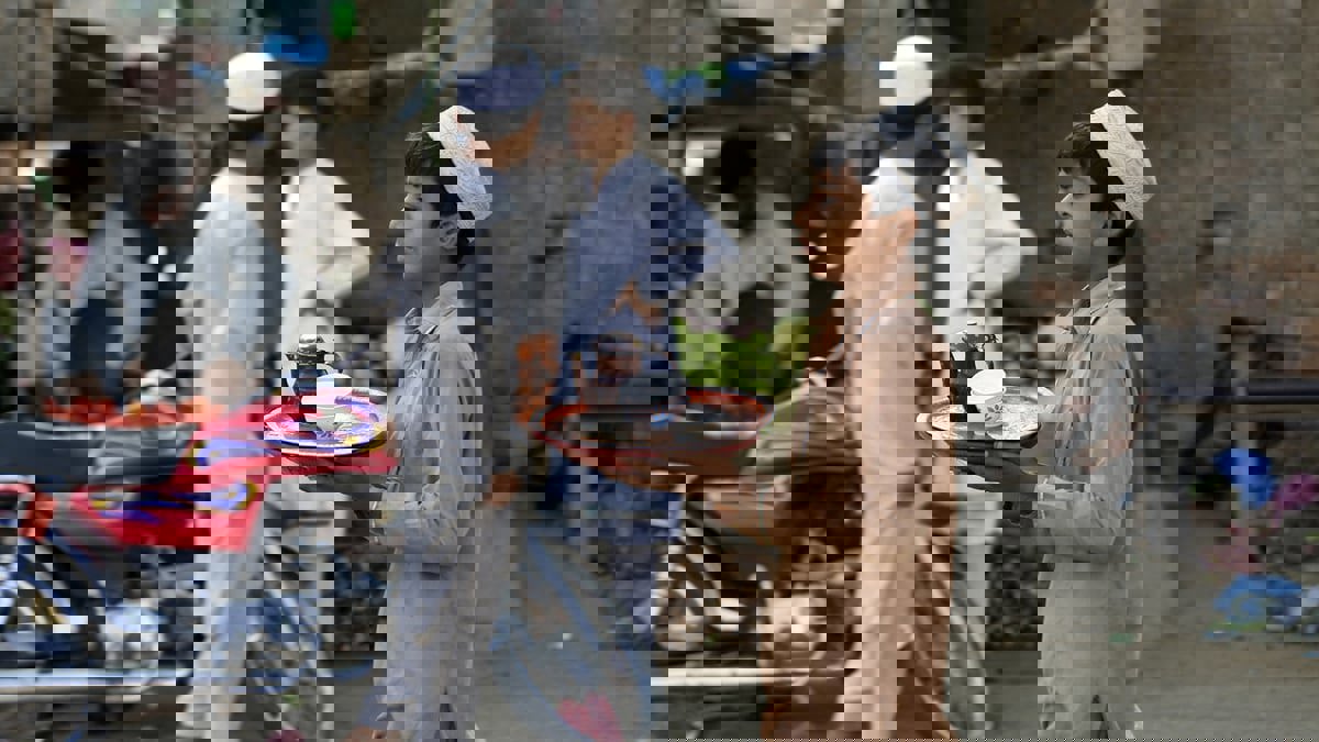 "قللوا شرب الشاي لإنقاذ الاقتصاد".. وزير باكستاني يثير موجة سخرية