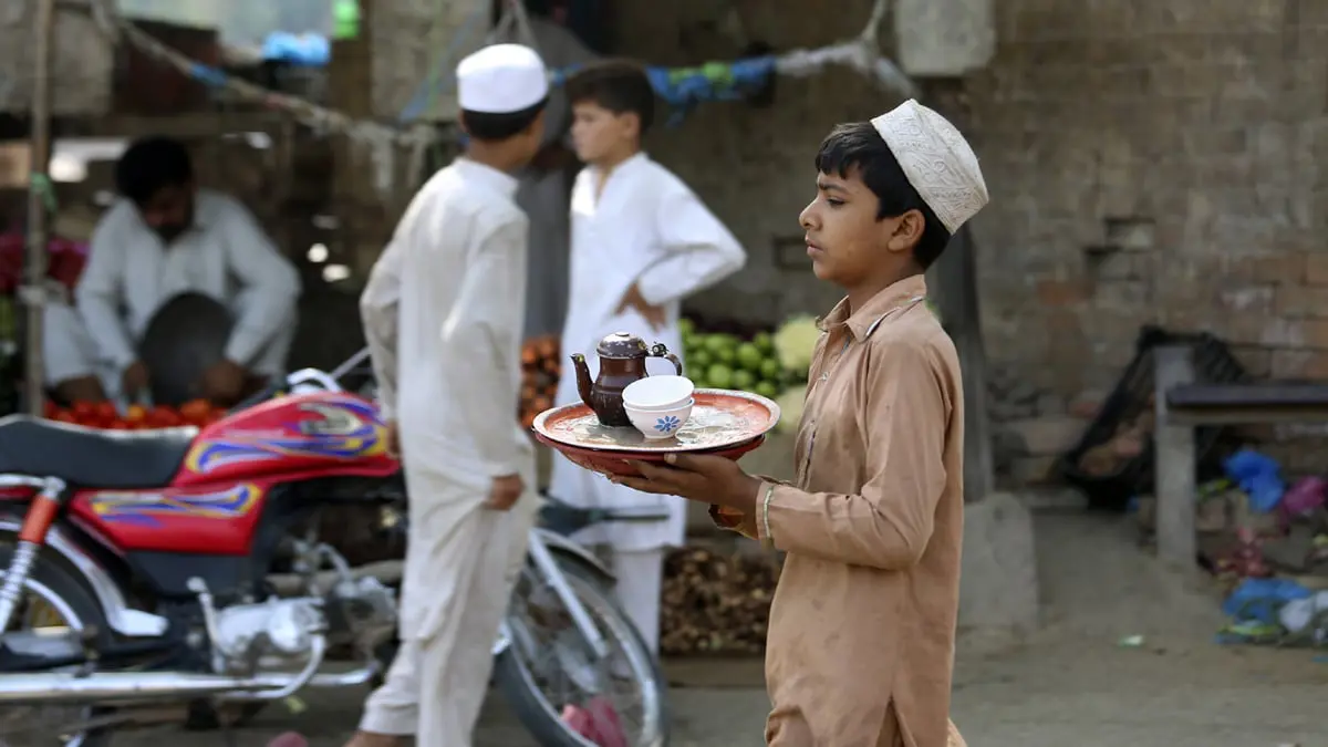 "قللوا شرب الشاي لإنقاذ الاقتصاد".. وزير باكستاني يثير موجة سخرية
