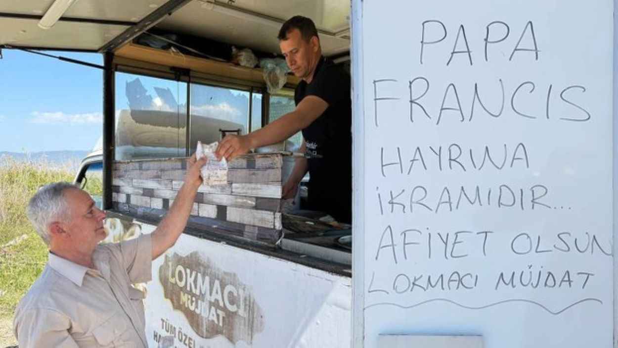 توفي قبيل زيارتها.. بلدة تركية توزع الصدقات عن روح بابا الفاتيكان (صور)