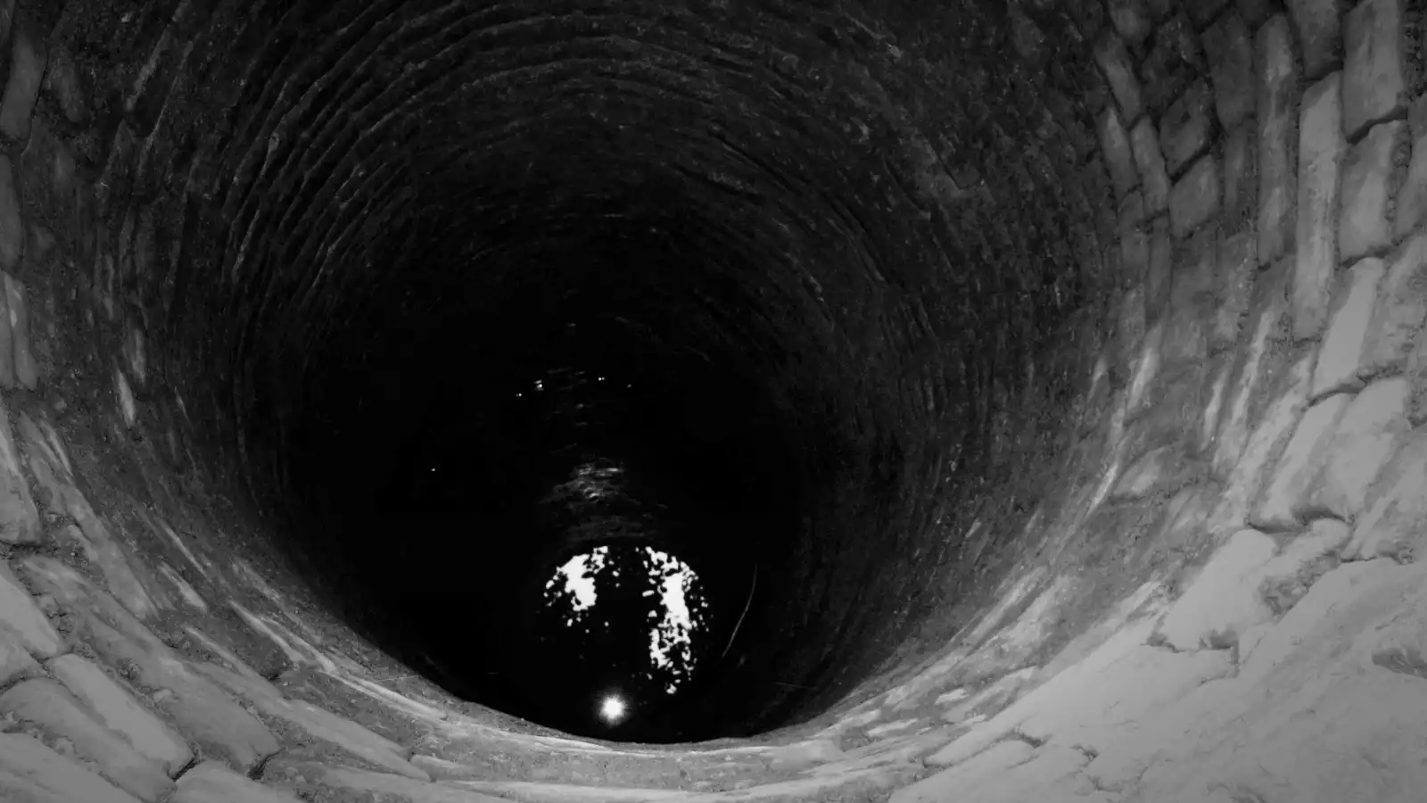 العراق.. انتشال جثمان طفل سقط في بئر عميقة (فيديو)