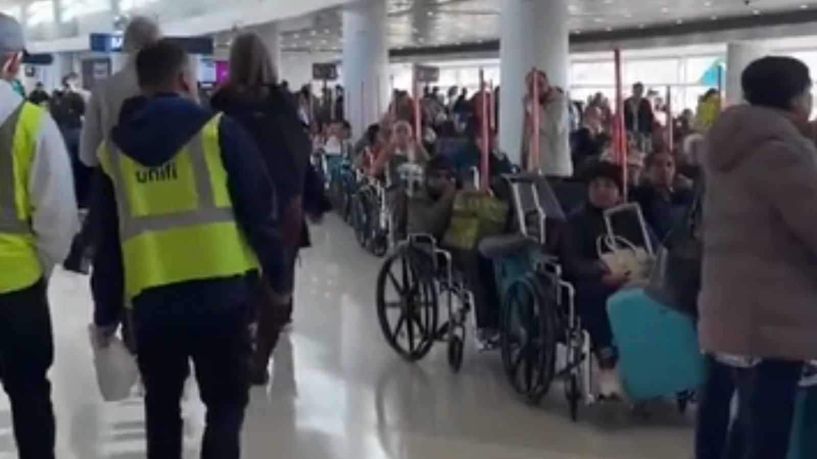 "الكراسي المتحركة" تسيطر على أجواء الرحلات الهندية.. ما القصة؟ (فيديو إرم)