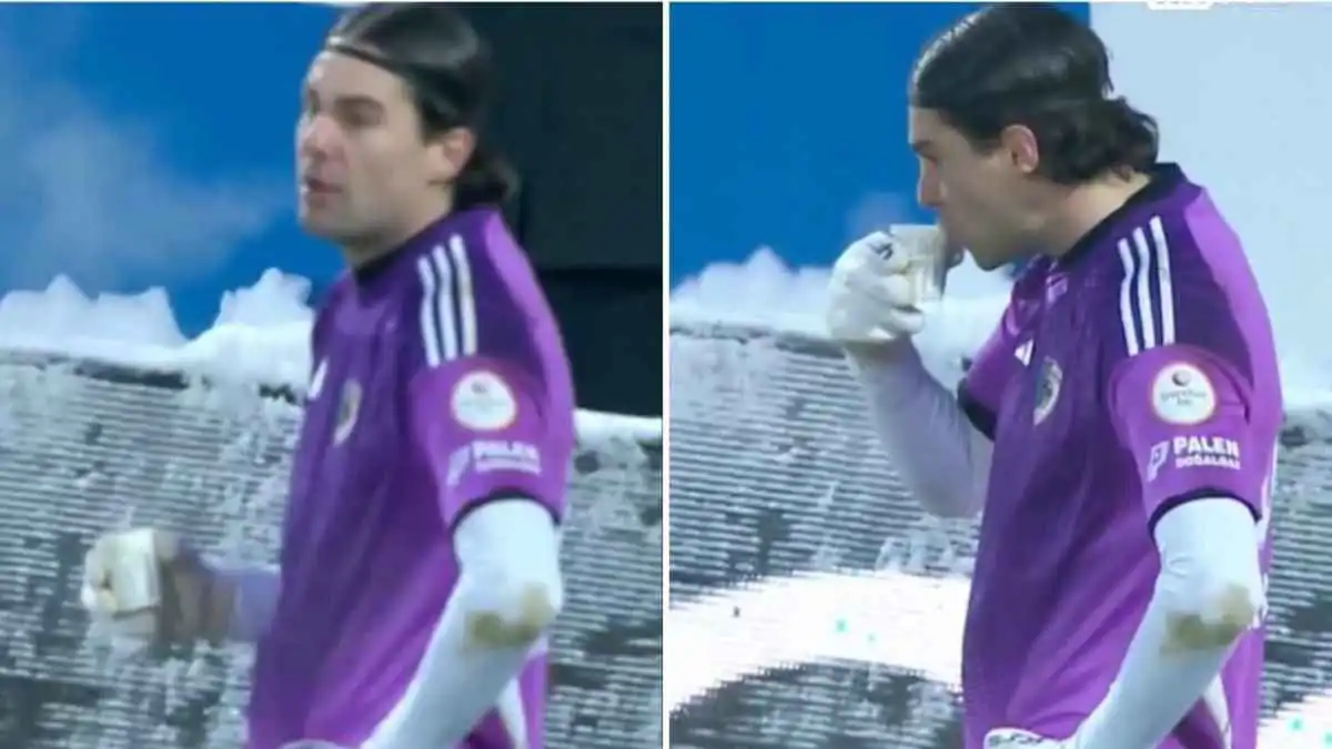 بسبب البرودة الشديدة.. حارس مرمى تركي يشرب الشاي خلال المباراة (فيديو)