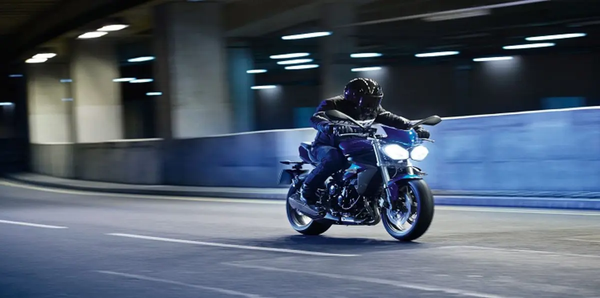 بالصور.. سائق دراجة ينجو من الموت بعد هبوطه على سطح سيارة‎