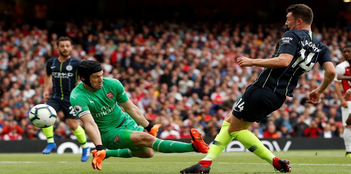 مباراة آرسنال ومانشستر سيتي.. بيتر تشيك يشتت الكرة بطريقة غريبة (فيديو)