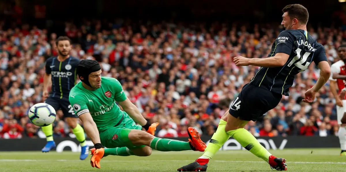 مباراة آرسنال ومانشستر سيتي.. بيتر تشيك يشتت الكرة بطريقة غريبة (فيديو)