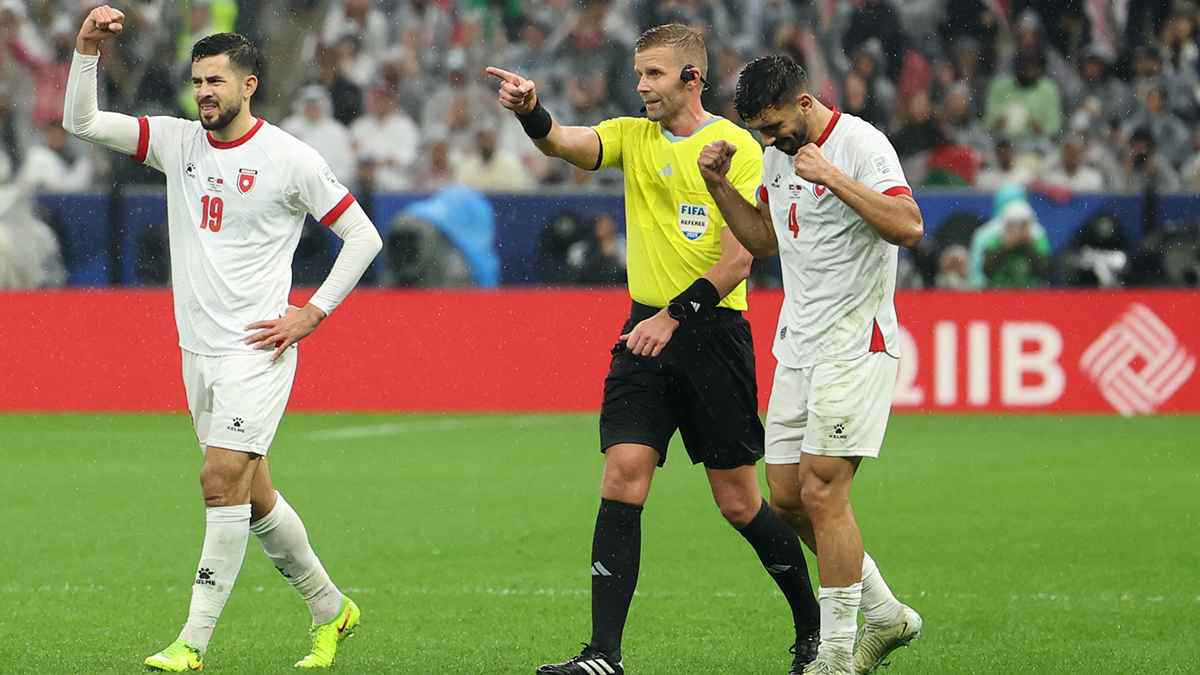 الحكم السويدي يفاجئ نجم الأردن بالتحدث بالعربية في نهائي كأس العرب (فيديو)