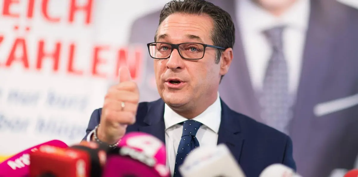 نائب رئيس حكومة النمسا يطالب بحظر الحجاب في المرحلة الابتدائية