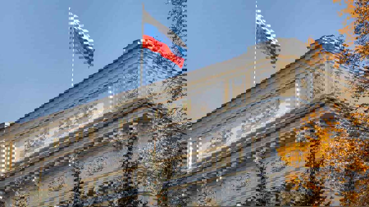 المركزي الروسي يخفض معدل الفائدة للسيطرة على الروبل