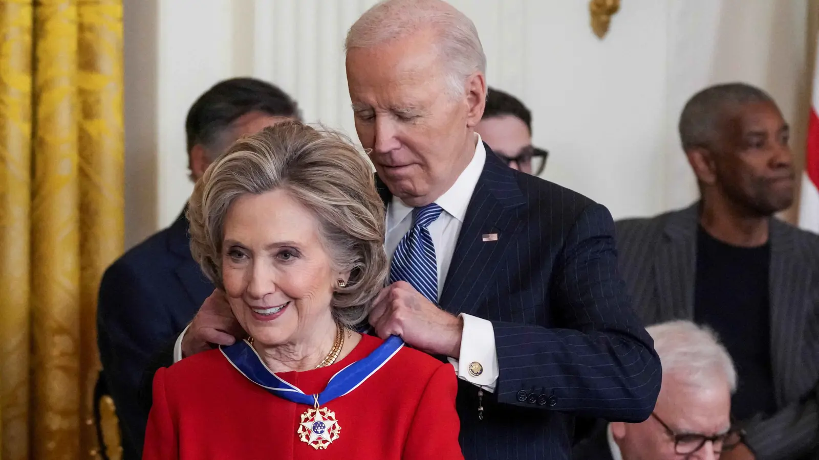 بينهم هيلاري وميسي.. بايدن يمنح "وسام الحرية" لـ19 شخصية بارزة