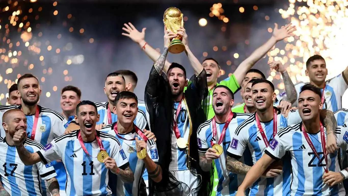 بعد 3 سنوات.. من هم الجنود المجهولون الذين صنعوا أسطورة ميسي في قطر؟