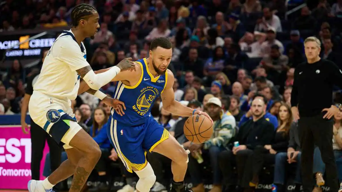 NBA.. تمبرولفز يُفسد تسجيل ستيفن كري 39 نقطة في عودته إلى وريورز