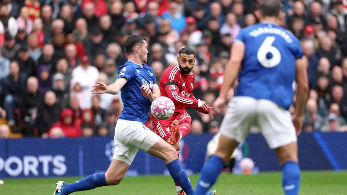 هل يقبل ليفربول هدية "الغريم الأكبر"؟