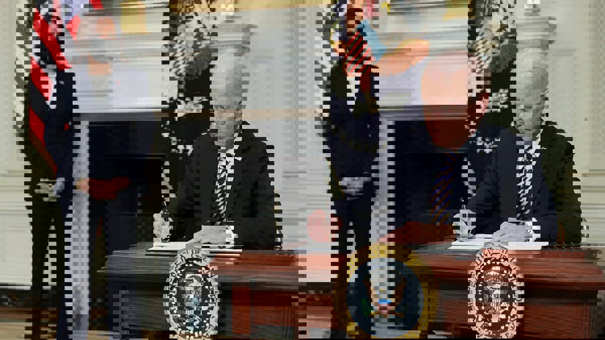 "فورين بوليسي": إدارة بايدن تواجه معضلة في التعامل مع تونس