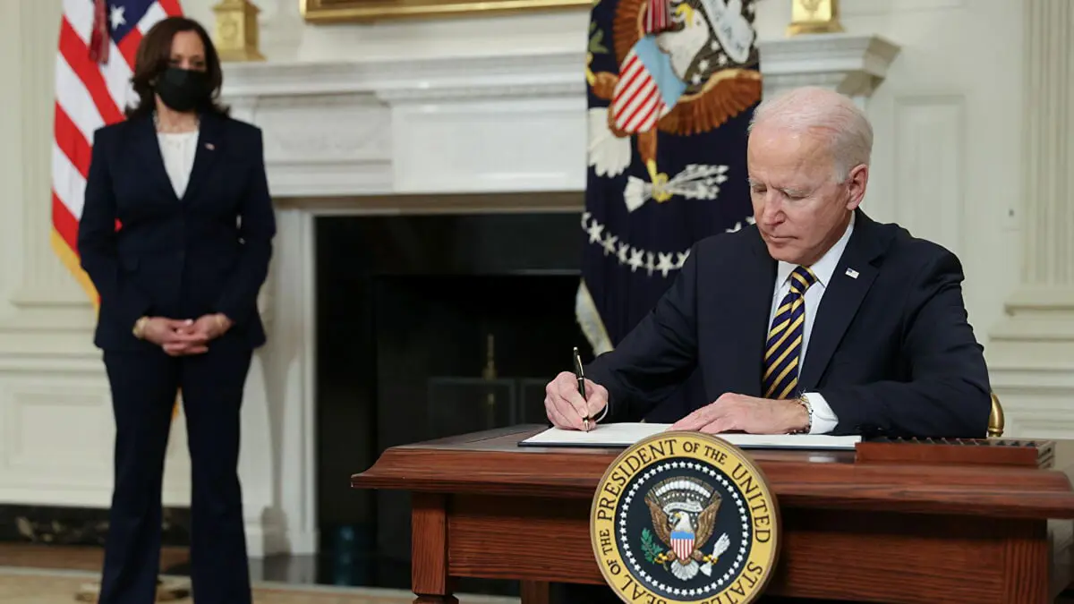 "فورين بوليسي": إدارة بايدن تواجه معضلة في التعامل مع تونس