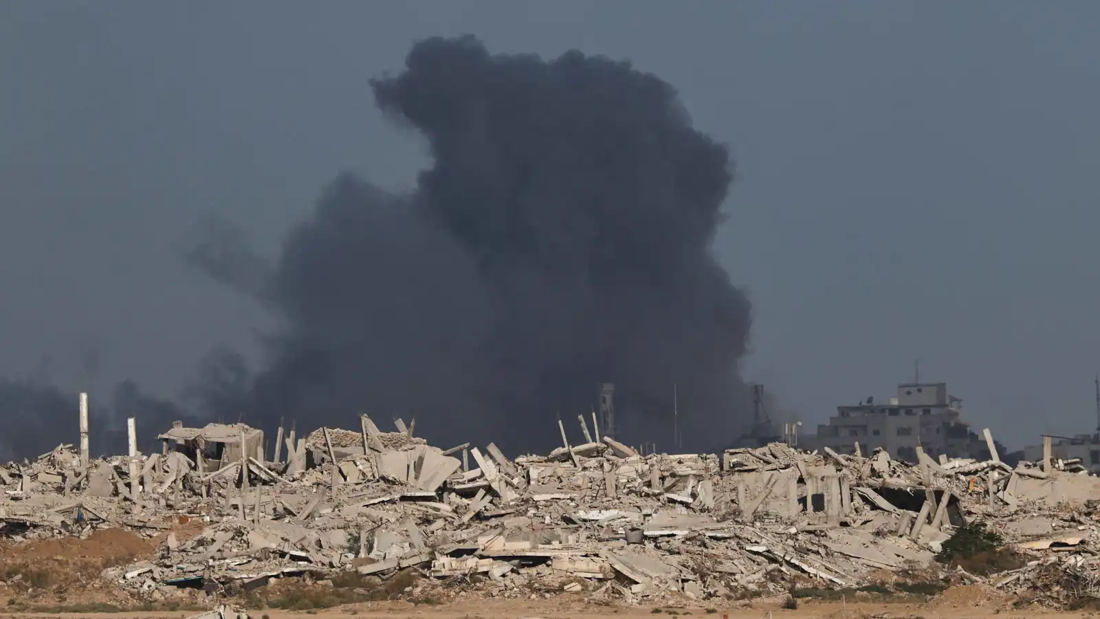 عشرات القتلى والجرحى بقصف إسرائيلي متواصل على غزة (فيديو)