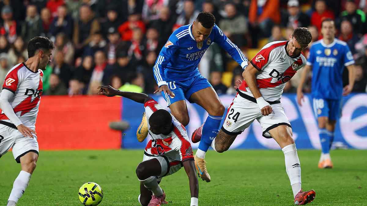 فريق بلا هوية.. ماذا دار في غرفة ملابس ريال مدريد بعد التعادل مع رايو فاليكانو؟