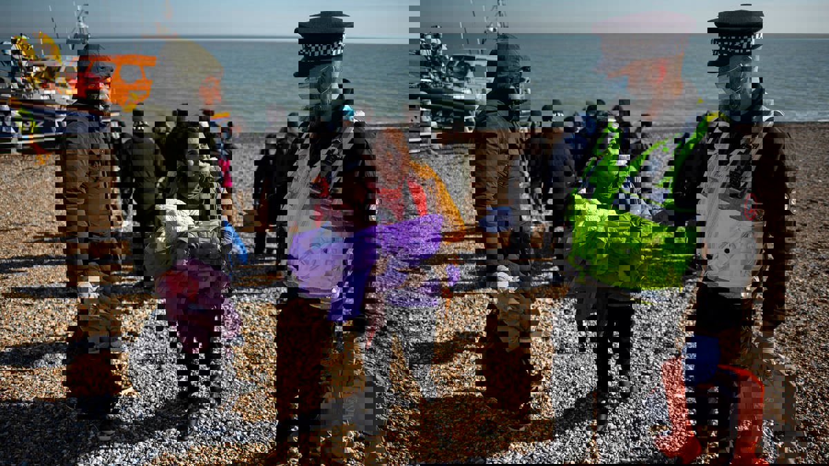 تقرير رسمي: تعامل بريطانيا مع مهاجري القوارب غير مقبول