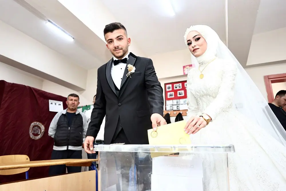 عروسان وقطة وخروف.. لقطات طريفة من الانتخابات التركية