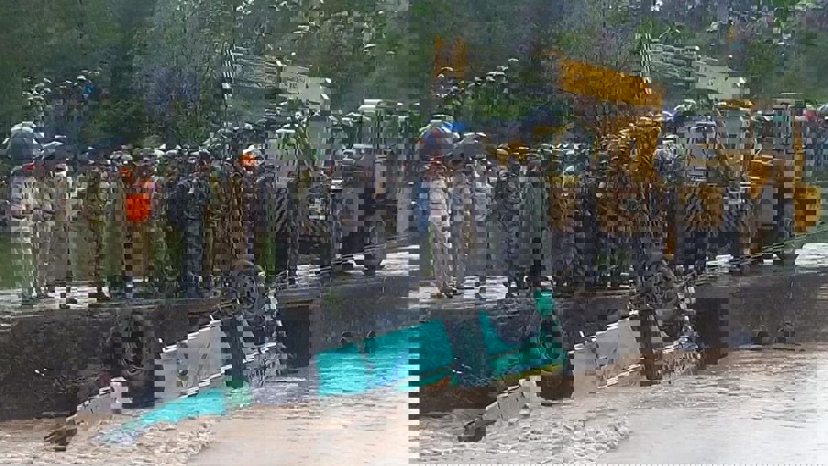 مصرع 24 شخصًا جراء سقوط حافلة في نهر غرب باكستان