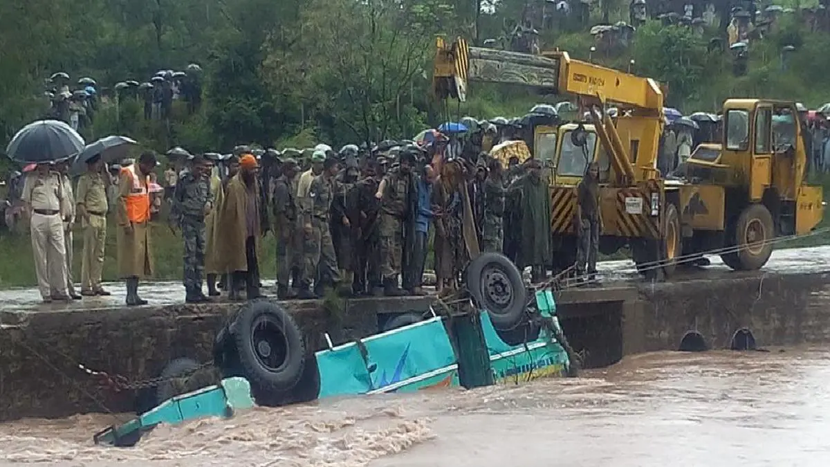 مصرع 24 شخصًا جراء سقوط حافلة في نهر غرب باكستان