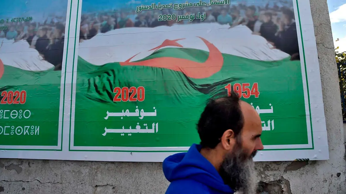 الناخبون في الجزائر يؤيدون تعديلات الدستور في مشاركة فاترة