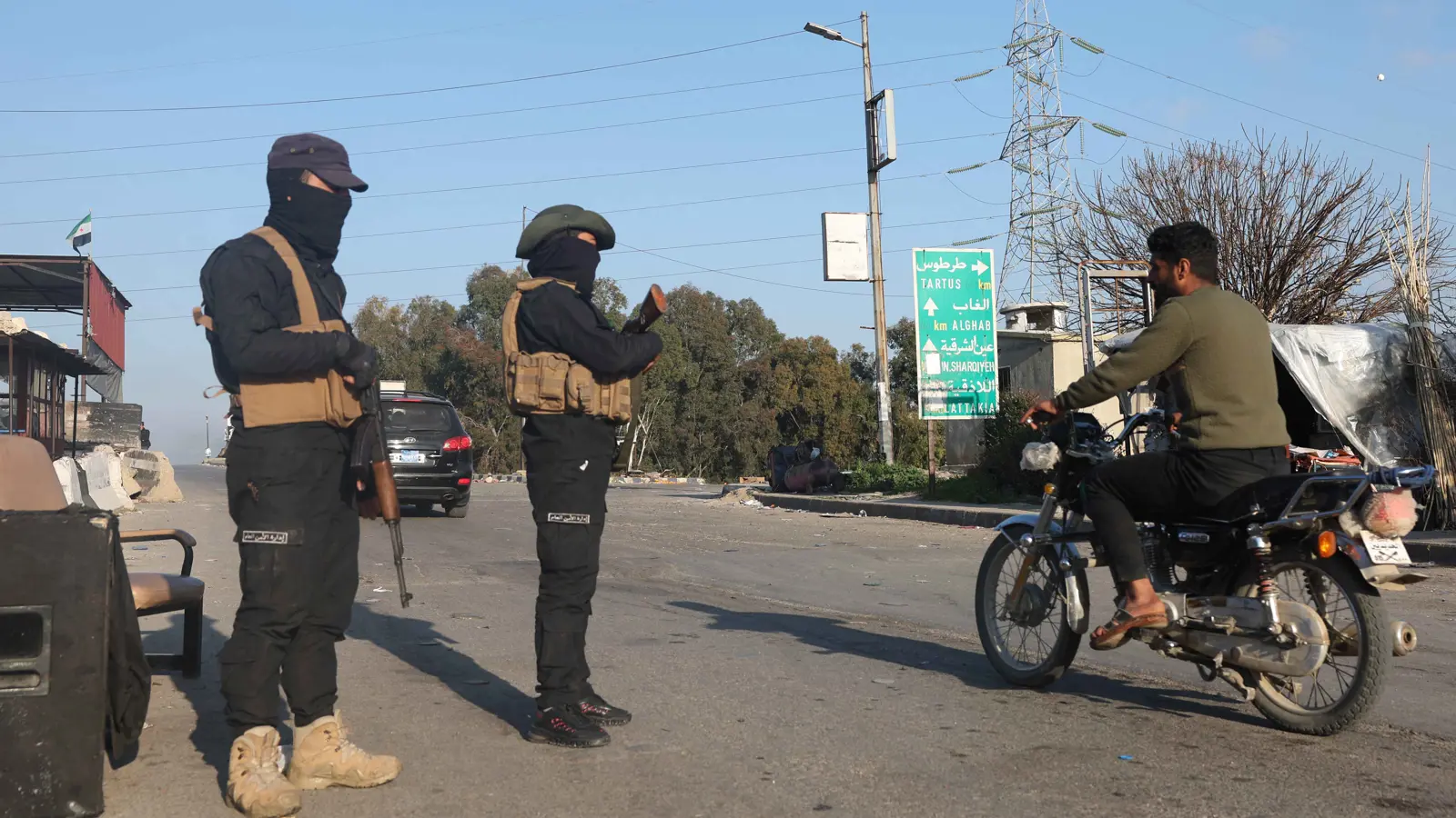 وسط حركة نزوح مستمرة.. انتشار أمني مكثف في الساحل السوري