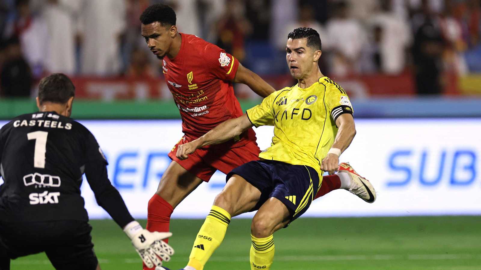 7 خبراء تحكيم يفجرون جدلا حول هدف النصر السعودي أمام القادسية 