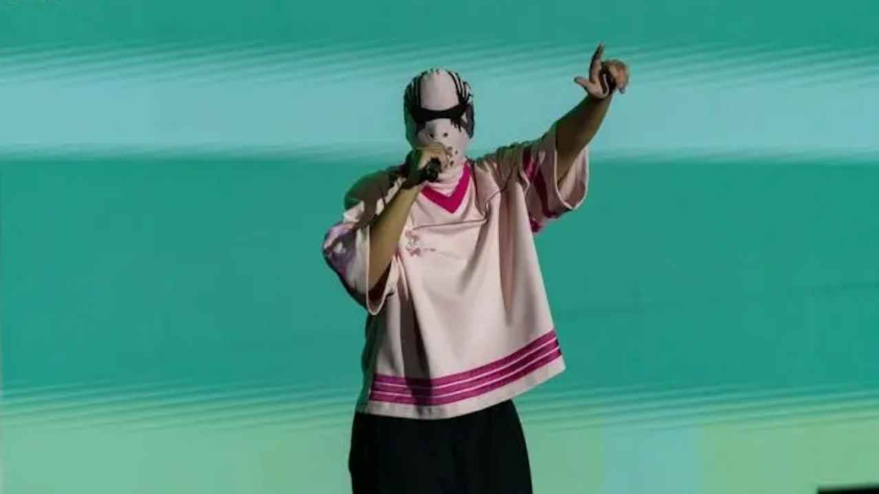 "الشماغ الأردني".. أحدث مفاجآت "المطرب المقنع" (فيديو)