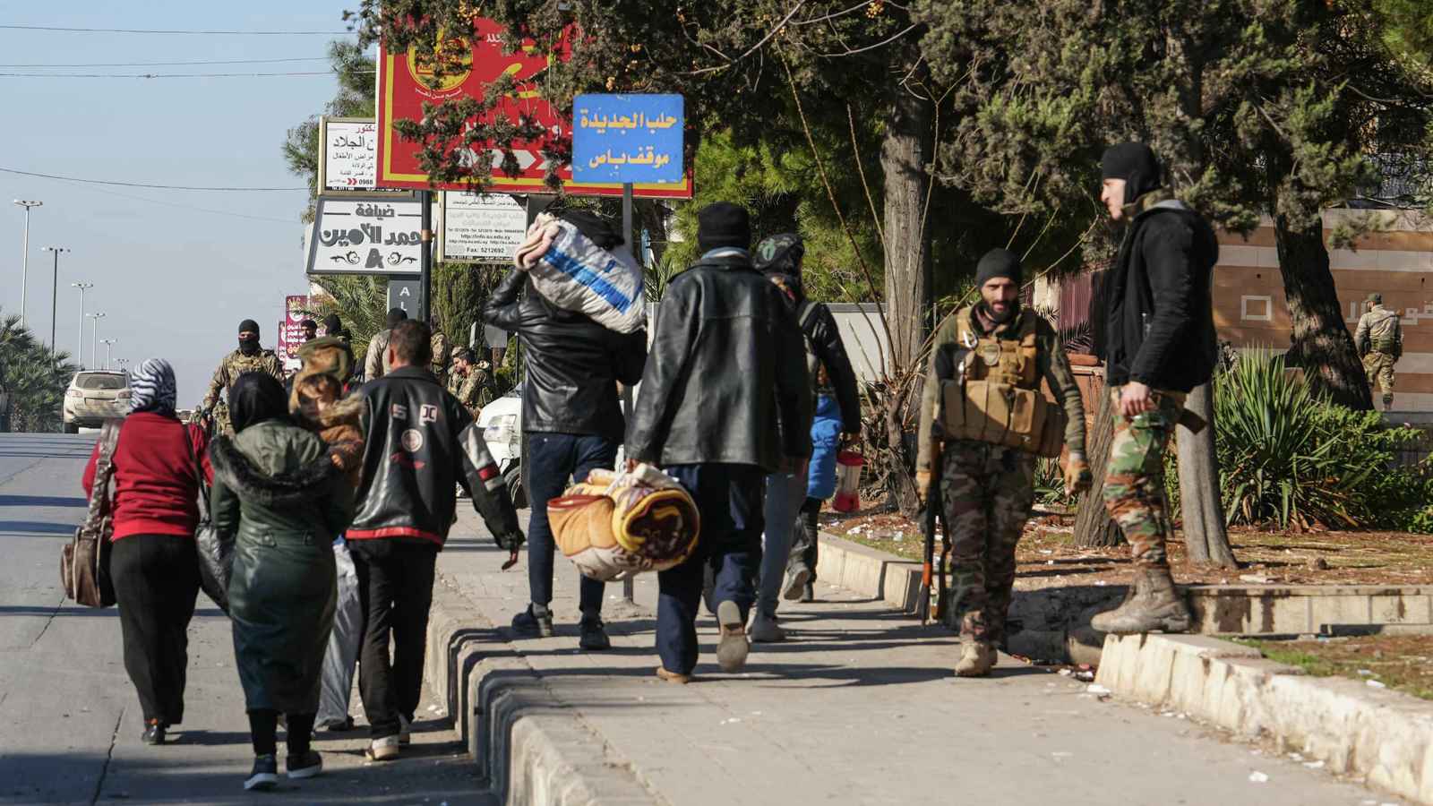 شهود عيان: آلاف السيارات المدنية تغادر مدينة حلب