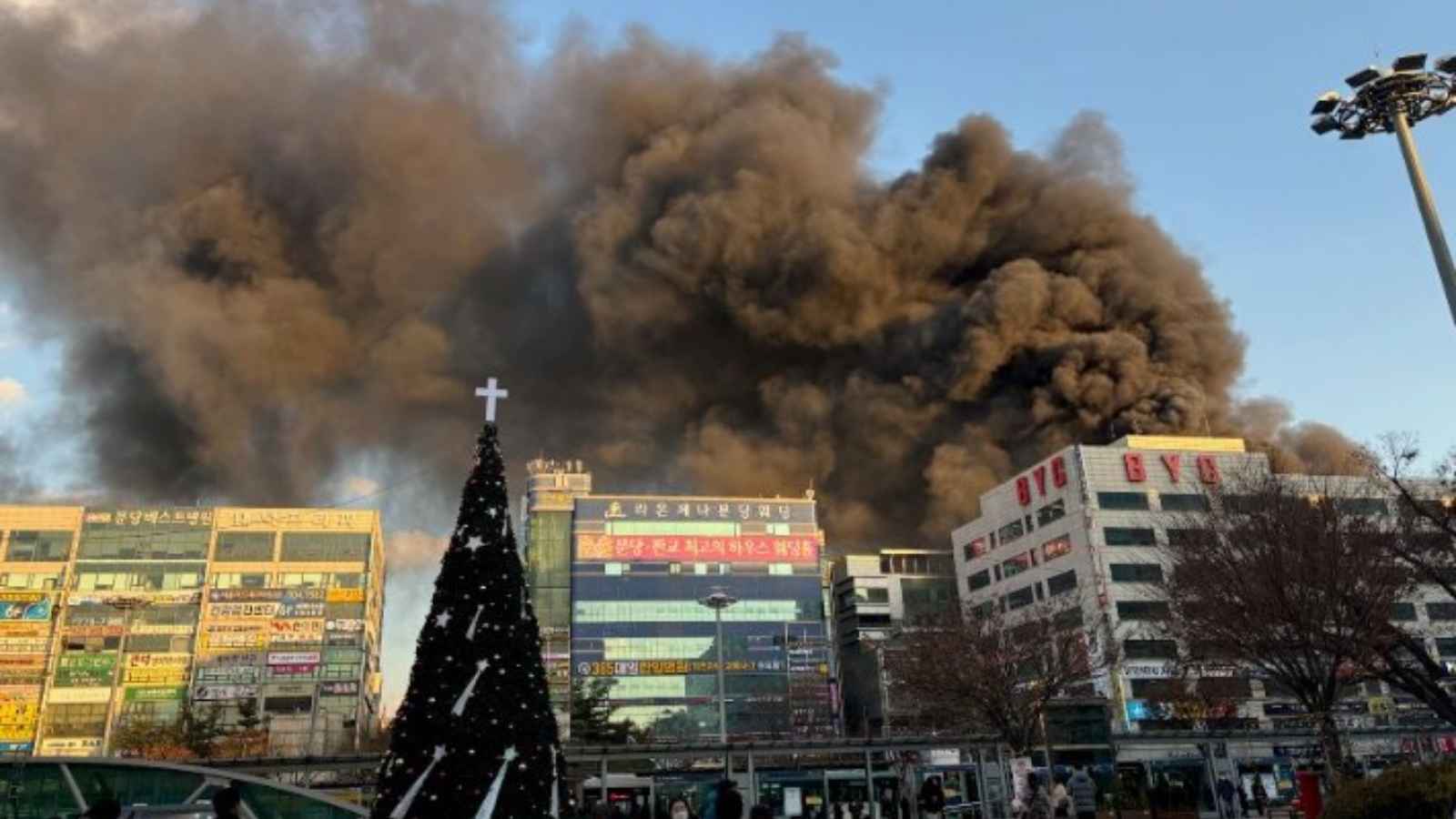 كوريا الجنوبية.. عالقون وسط مبنى التهمته النيران (فيديو)