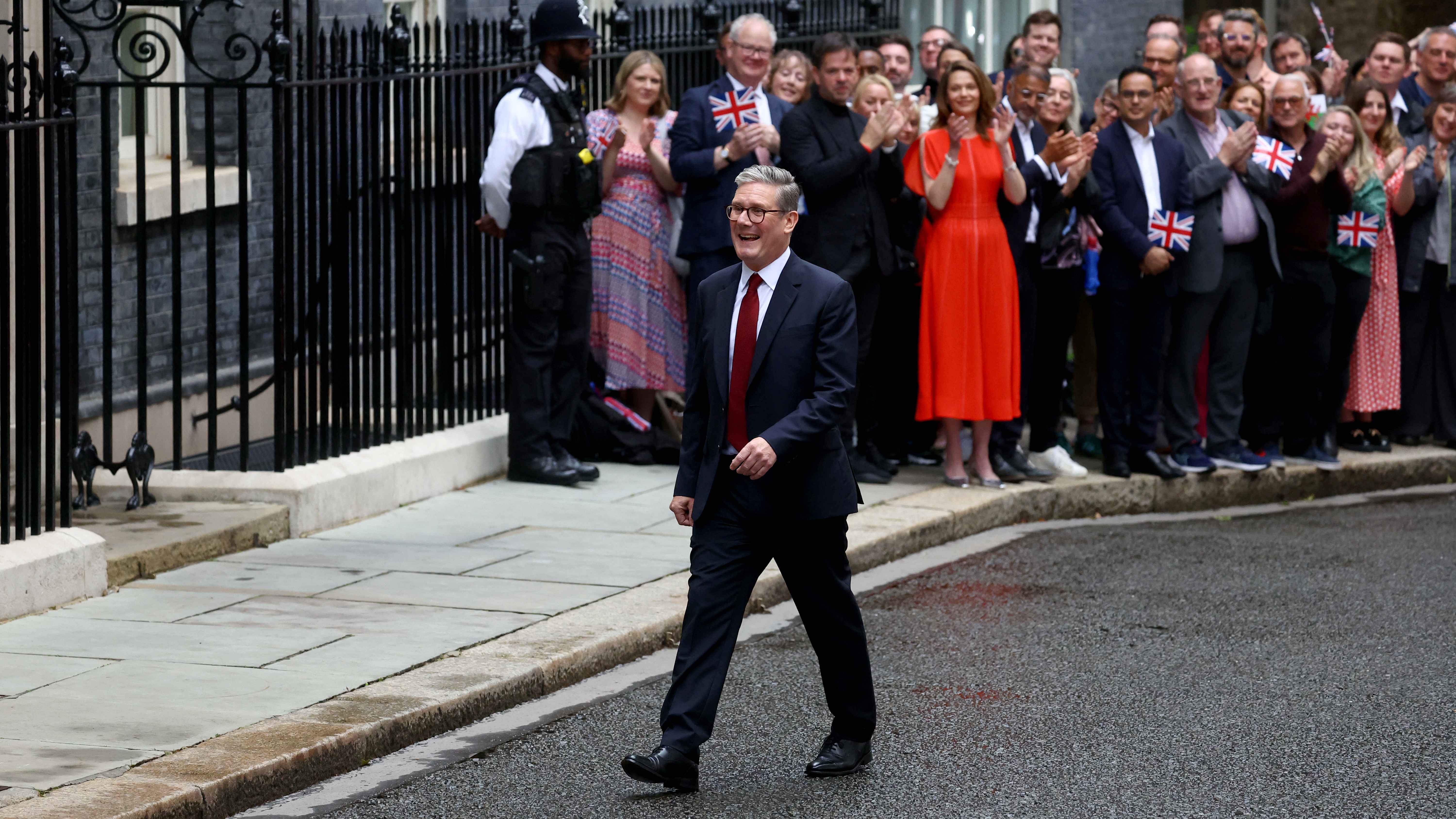 ستارمر يتوجه إلى بلفاست لإصلاح العلاقات مع لندن