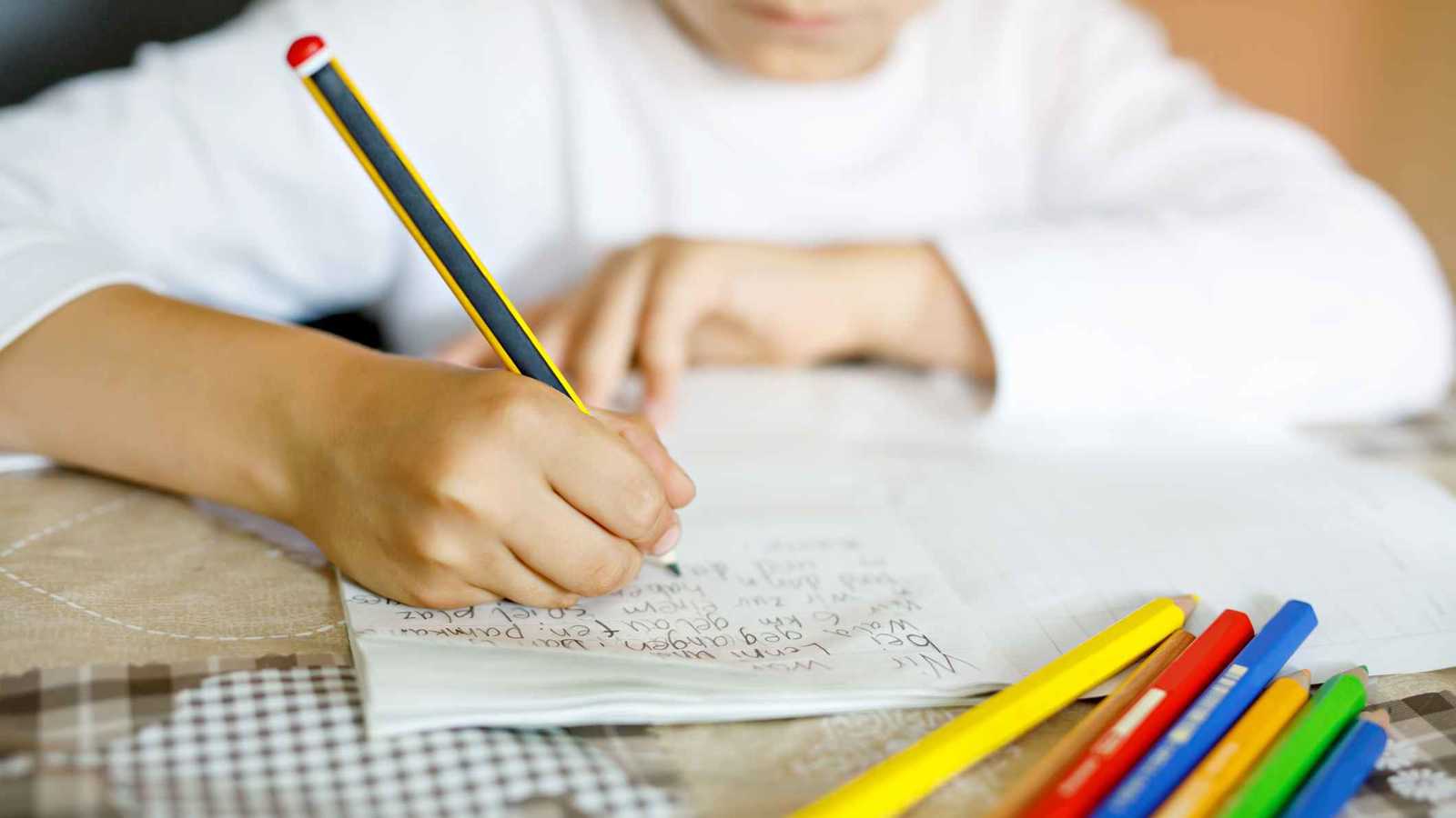 "أيدي الدجاج".. حالة خطيرة تهدد الأطفال بسبب الواجبات المدرسية