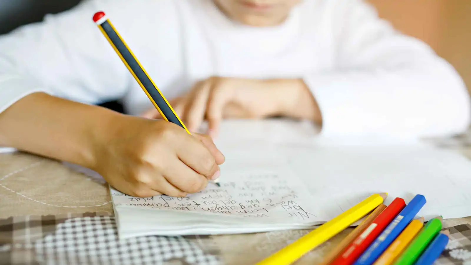 "أيدي الدجاج".. حالة خطيرة تهدد الأطفال بسبب الواجبات المدرسية