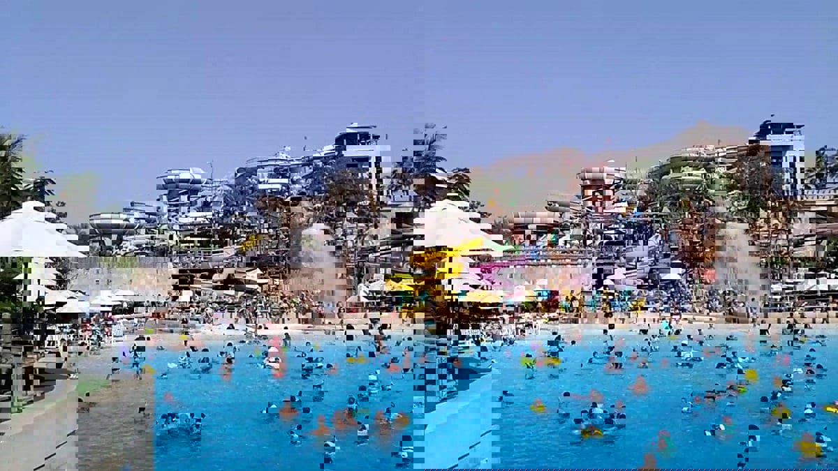 خليجي يتحسس جسم طفل مستغلا الألعاب المائية في دبي