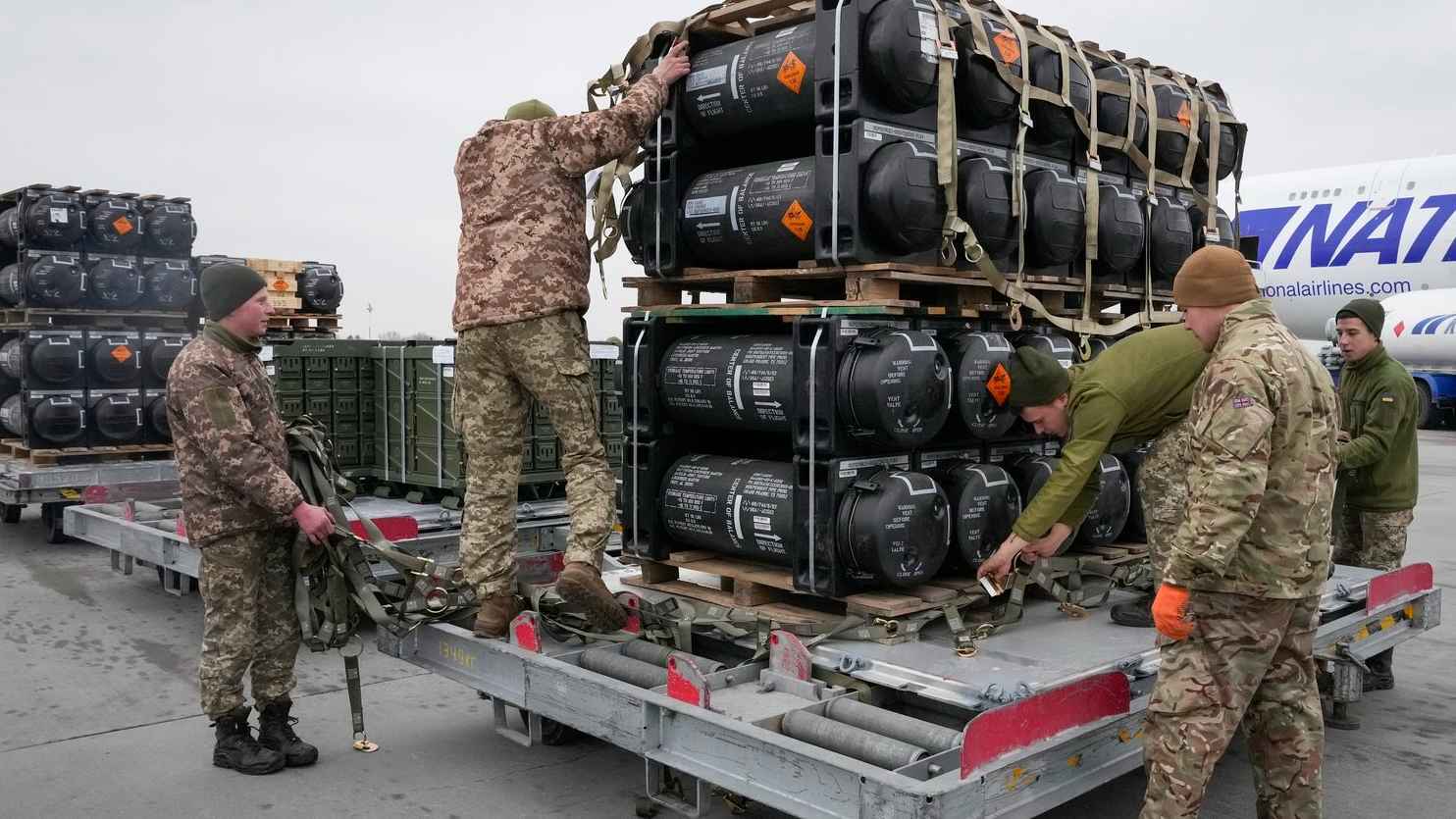 صواريخ وراجمات.. بايدن يسابق الزمن لتسليح كييف