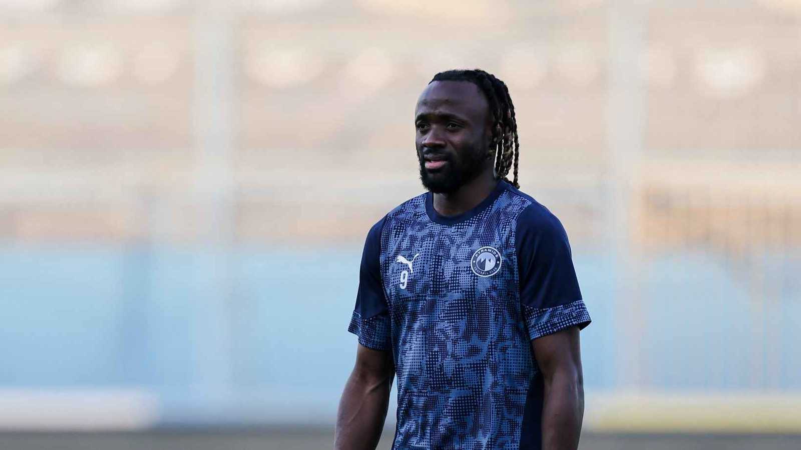 بعد ارتباط اسمه بالأهلي المصري.. بيراميدز يوضح تطورات تجديد عقد فيستون ماييلي 