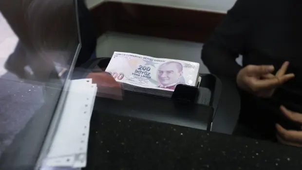تركيا تفرض على البنوك "عقود تحوّط آجلة" لرفع الضغط عن الليرة والاحتياطي