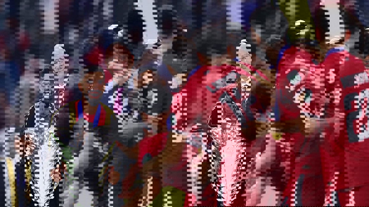 بالبشت.. حسن الهيدوس يرفع كأس آسيا على طريقة ميسي (فيديو)