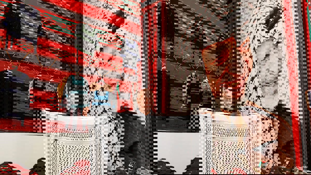 رغم استهداف واضعيها.. قفزة في مبيعات الكوفية الفلسطينية في أمريكا