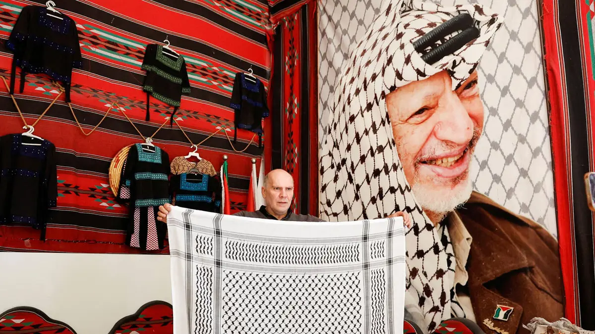 رغم استهداف واضعيها.. قفزة في مبيعات الكوفية الفلسطينية في أمريكا