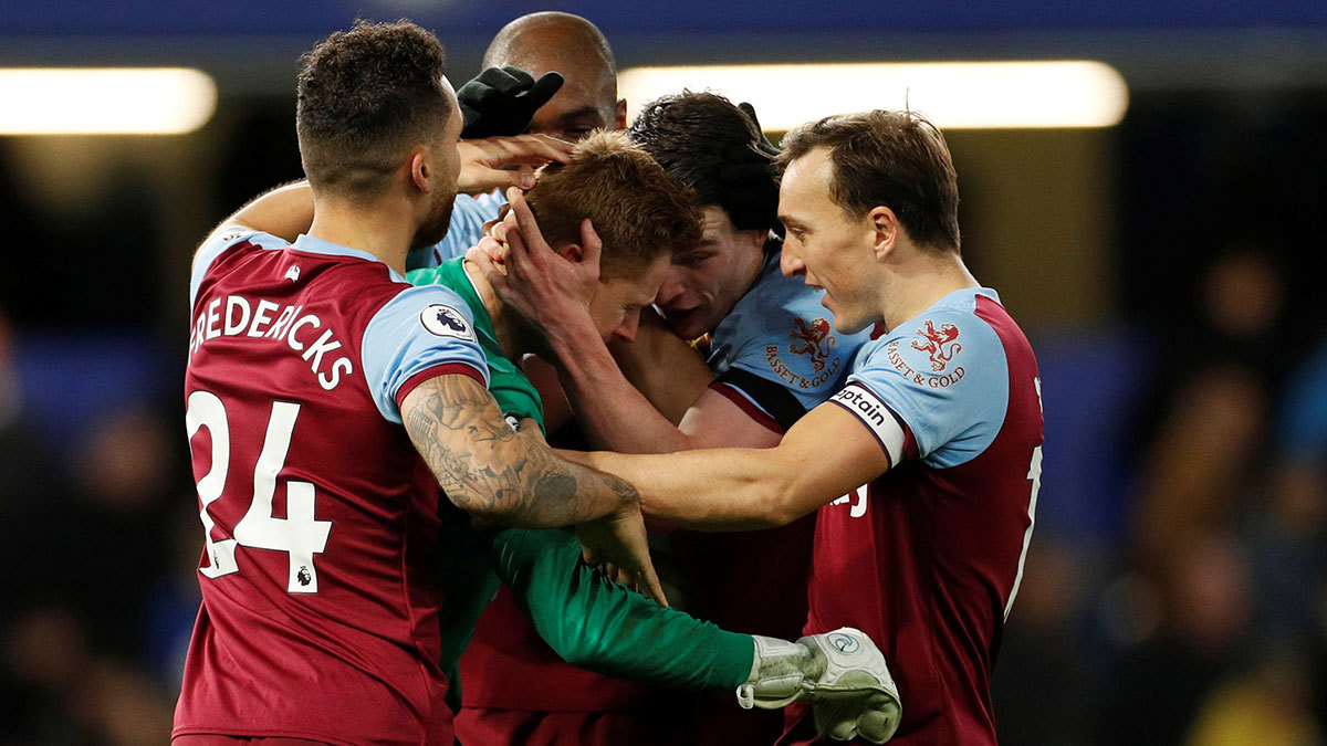 حارس وست هام يونايتد ينهمر بالبكاء بعد مشاركته الأولى في الدوري الإنجليزي (فيديو)