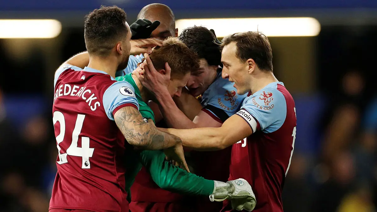 حارس وست هام يونايتد ينهمر بالبكاء بعد مشاركته الأولى في الدوري الإنجليزي (فيديو)