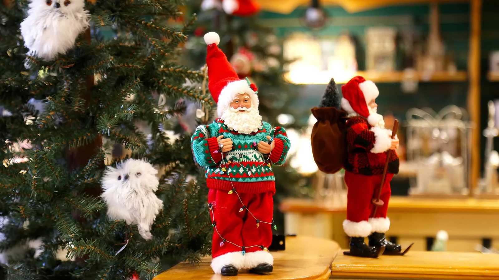 فنان روسي يصنع أصغر تمثال لـ"بابا نويل" (صورة)