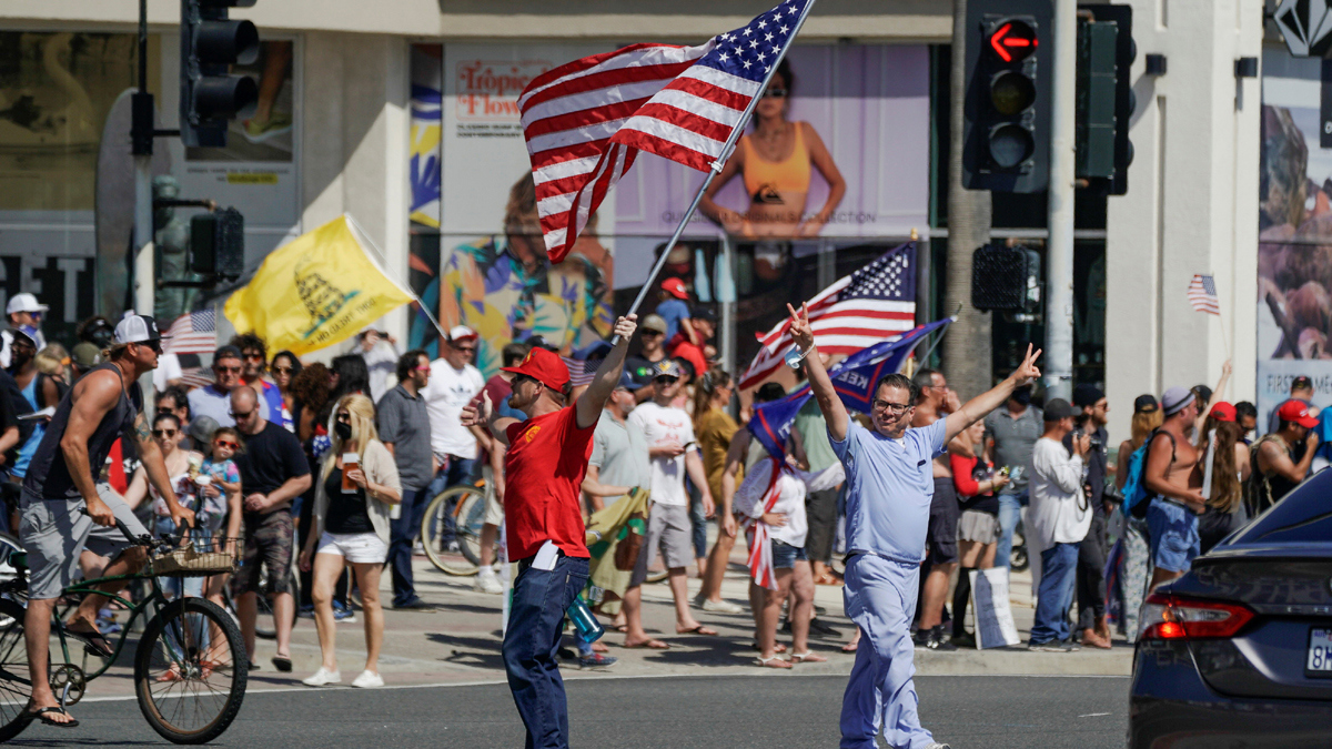 الآلاف يتظاهرون في كاليفورنيا للمطالبة بإنهاء الحجر الصحي