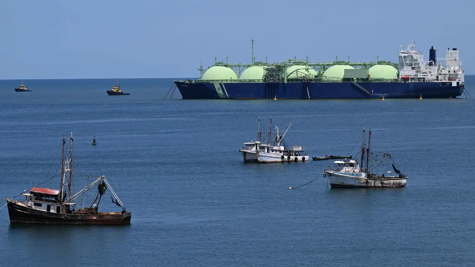 مصر تنفي صلتها بناقلة غاز روسية غرقت قبالة سواحل ليبيا