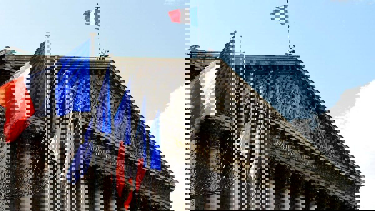 فرنسا تطالب إيران بـ"خطوات ضرورية" لضمان عدم التصعيد بالمنطقة