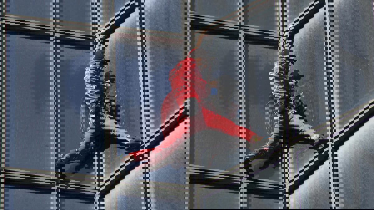 "الرجل العنكبوت" الفرنسي يحتفل بعامه الستين بتسلق ناطحة سحاب