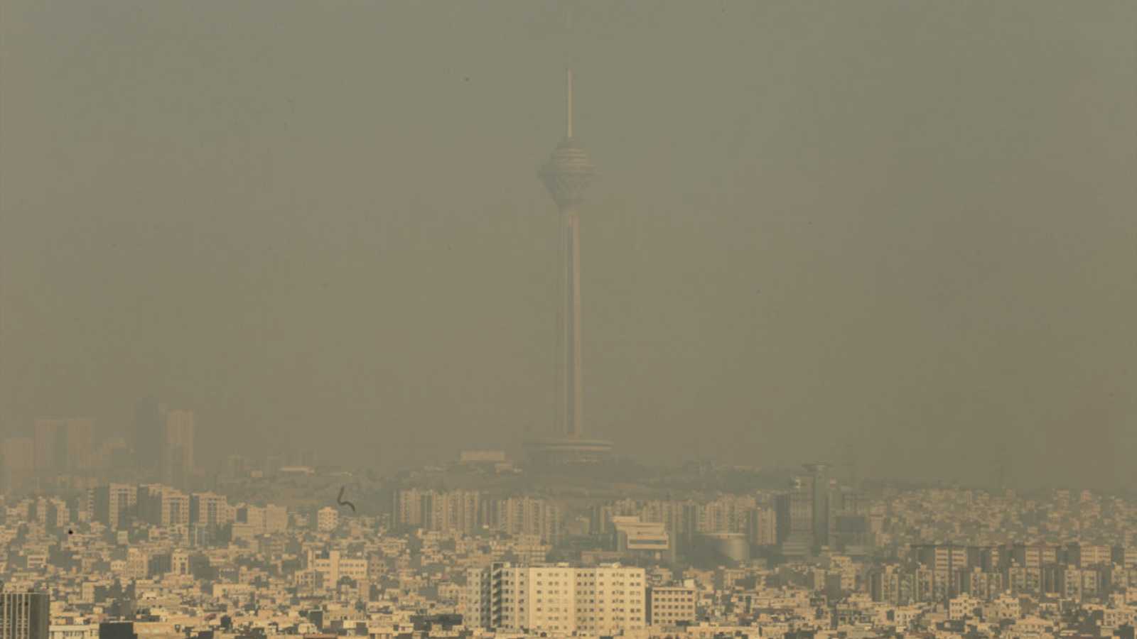 بلغت مستوى خطيرا.. فرض قيود وتعطيل مدارس بسبب أزمة التلوث في إيران