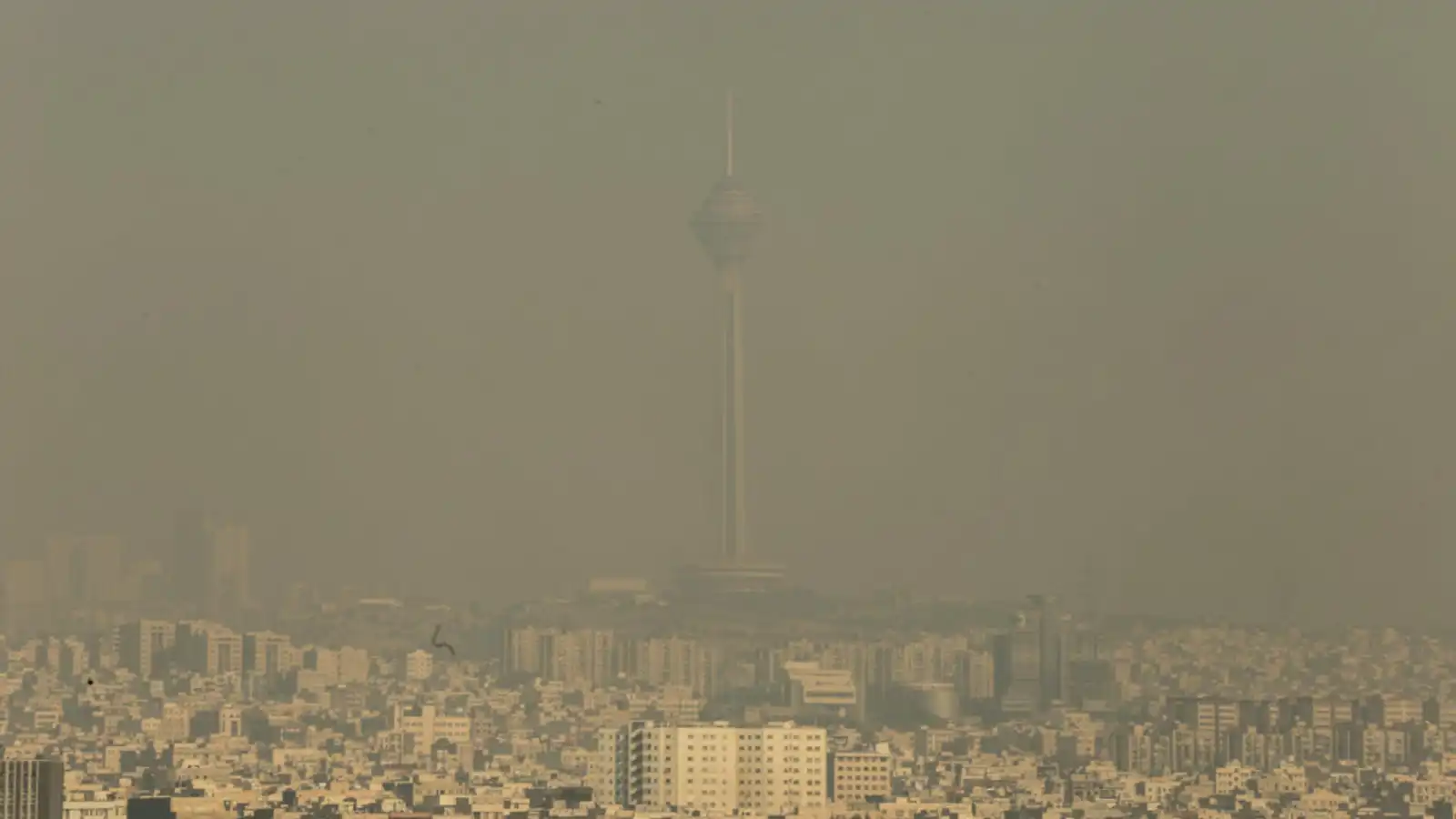 بلغت مستوى خطيرا.. فرض قيود وتعطيل مدارس بسبب أزمة التلوث في إيران