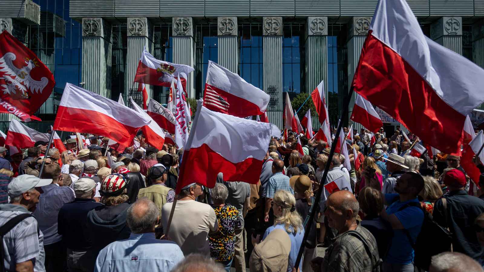 معركة على نتائج الانتخابات وحياد القضاء.. أزمة دستورية "خطيرة" تهدد بولندا